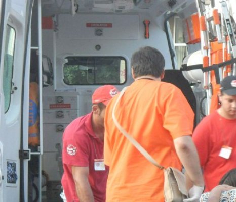 POLIŢIŞTII CAUTĂ ŞOFERUL UNUI OPEL. A lovit doi pietoni şi a fugit!